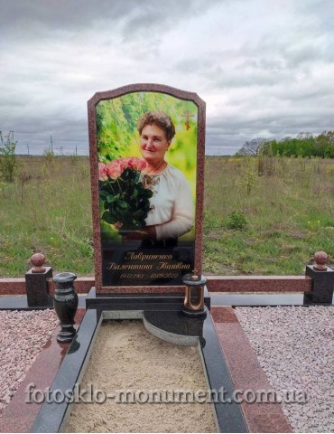 Пам'ятник з червоного та чорного граніту з кольоровим фотосклом