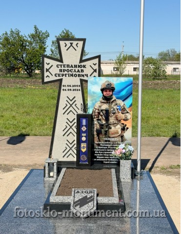 Пам'ятник військовому Козацький хрест з фотосклом