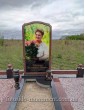 Пам'ятник з червоного та чорного граніту з кольоровим фотосклом