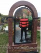 Памятник в форме арки с фото в стекле