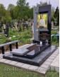 Памятник из серого гранита с фотографией в стекле