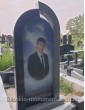 Памятник с аркой с портретом под стеклом