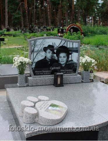 Сімейний пам'ятник із граніту з фотосклом