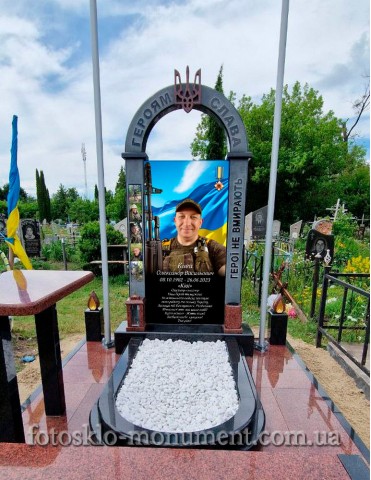Пам'ятник військовому з фотосклом