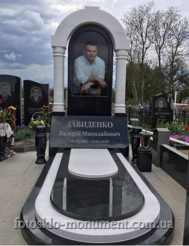 Сучасний пам'ятник у формі арки з фото в склі