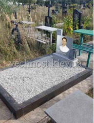 Невеликий пам'ятник з фотографією у склі