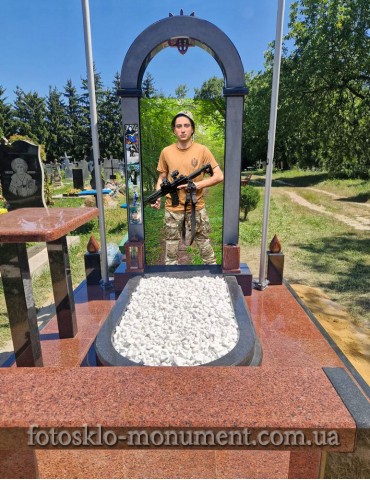 Памятник военному ВСУ с фотостеклом