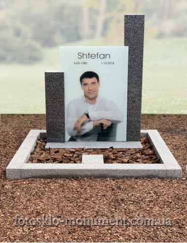 Пам'ятник из пакоста з фотоскла