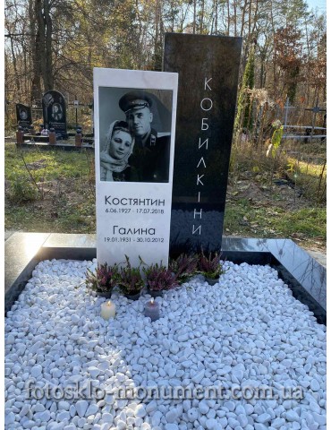 Пам'ятник для двох з фото у склі