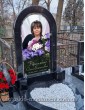 Памятник с аркой и фотографией в стекле