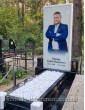 Памятник из черного гранита и белого мрамора с фотостеклом.