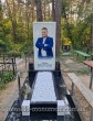 Памятник из черного гранита и белого мрамора с фотостеклом.