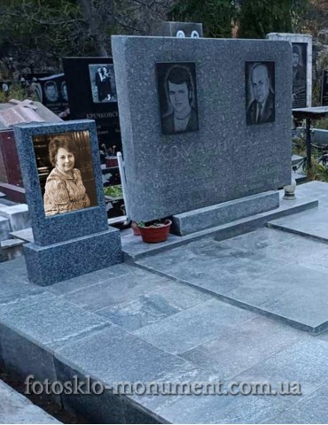 Невеликий пам'ятник з фото у склі