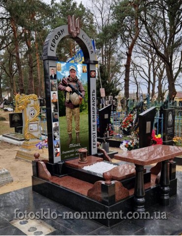 Пам'ятник військовому з фото під склом