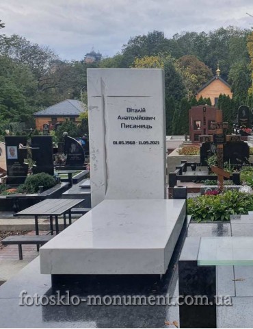 Пам'ятник з мармуру та скляною лавкою