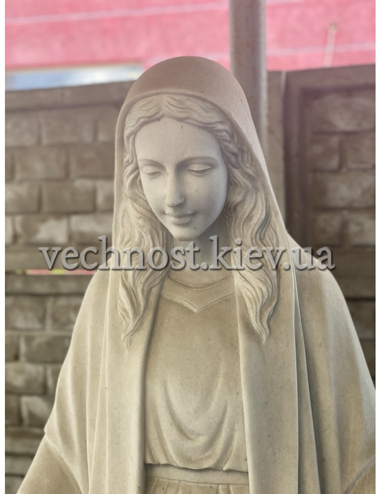 Статуя из мрамора Девы Марии в полный рост