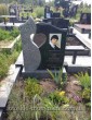 Невеликий пам'ятник з портретом у склі