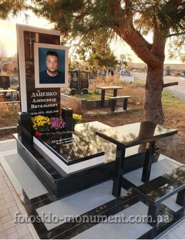 Пам'ятник для тата з портретом під склом