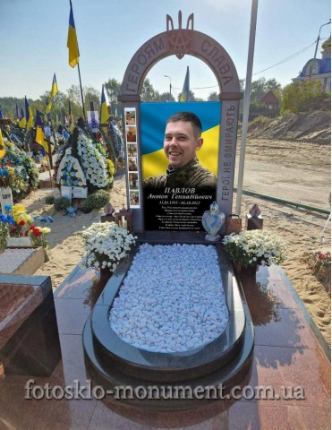 Пам'ятник військовому з фотосклом