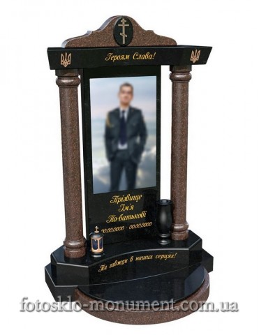 Пам'ятник військовому з колонами і фото на повний зріст