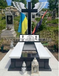 Пам'ятник украиїнському актору Паше Лі з фото під склом