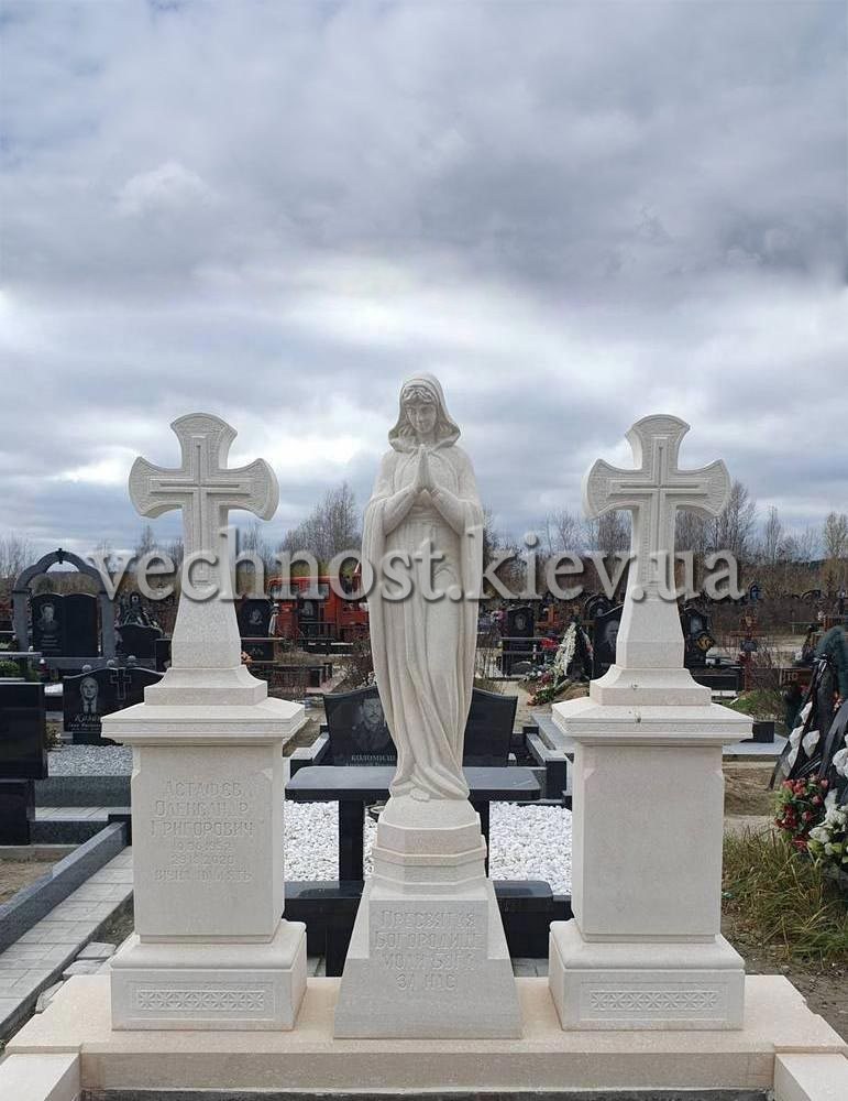Памятник из белого камня с Девой Марией
