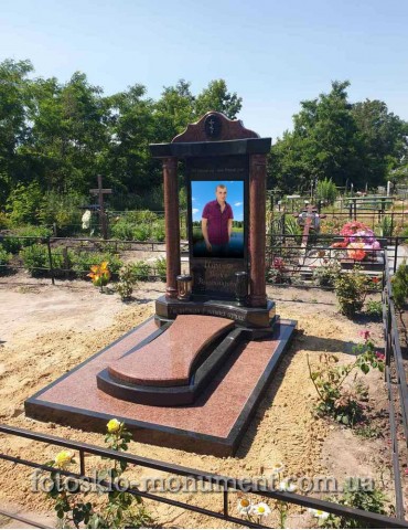 Пам'ятник з чорного і червоного граніту з фотографією в склі