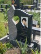 Невеликий пам'ятник з портретом у склі