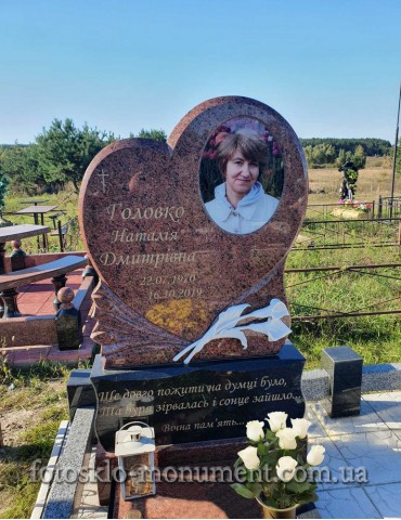 Пам'ятник у формі серця з фотографією під склом