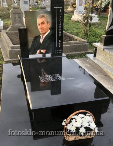 Пам'ятник батьку з фото під склом