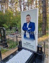 Пам'ятник з чорного граніту та білого мармуру з фотосклом Пам'ятник з чорного граніту та білого мармуру з фотосклом