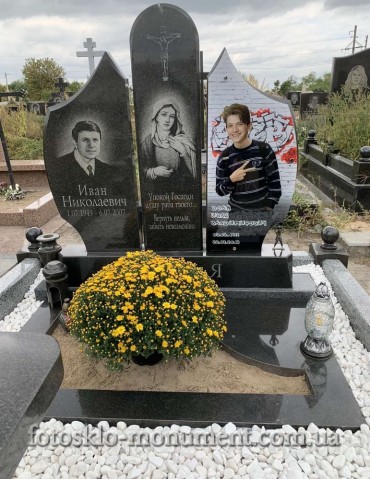 Пам'ятник сімейний на двох