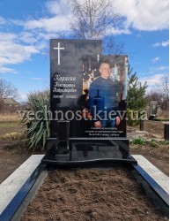 Пам'ятник із чорного граніту з фотосклом