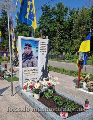 Пам'ятник військовому з мармуру з фотосклом