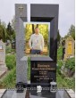 Памятник из серого гранита с фотографией в стекле