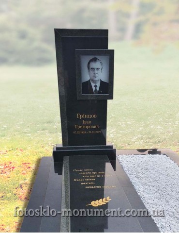 Пам'ятник з чорного граніту з фото в склі