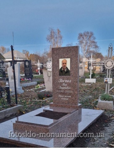 Пам'ятник з рожевого граніту для батька