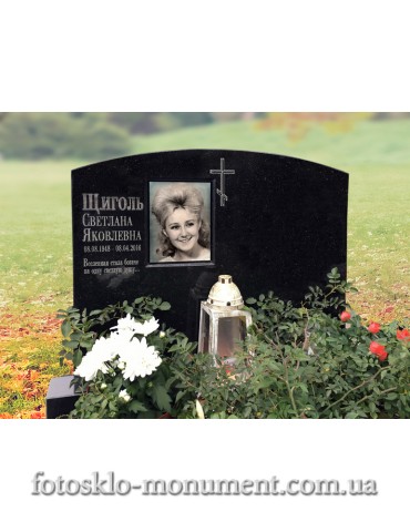 Пам'ятник з габро з портретом в склі