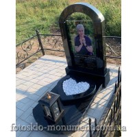 Небольшой памятник с фотографией в стекле