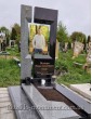 Памятник из серого гранита с фотографией в стекле