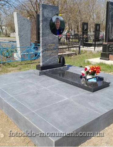 Памятник современый