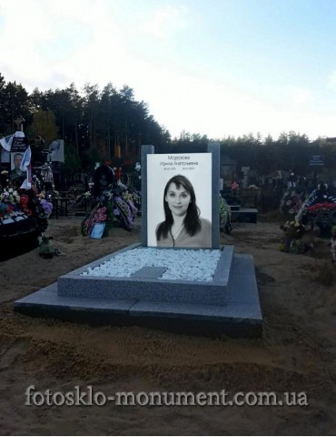 Пам'ятник із покостівського граніту для дівчини
