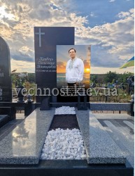 Пам'ятник із чорного та сірого граніту з фотосклом