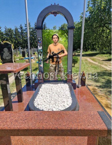 Памятник военному ВСУ с фотостеклом