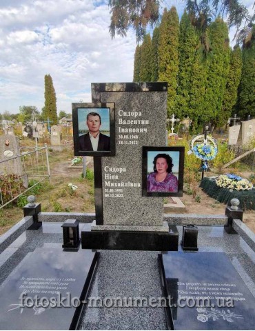 Пам'ятник на двох із граніту з фотосклом